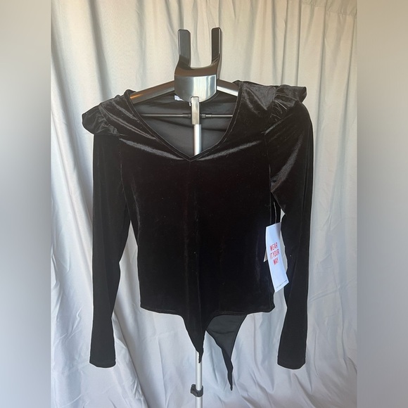 V-Neck Ruffle detail shoulder velvet bodysuit - Picture 5 of 9